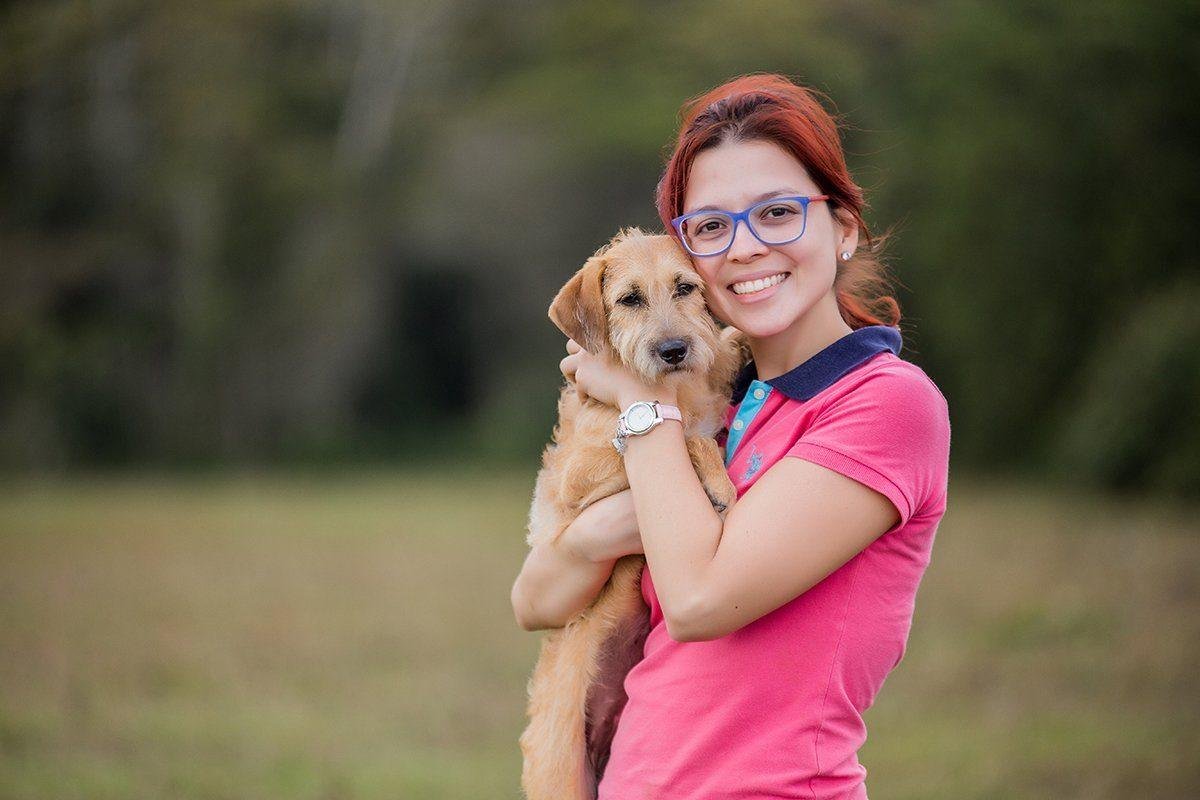 Voluntaria de la fundación abrazando a un cachorro rescatado